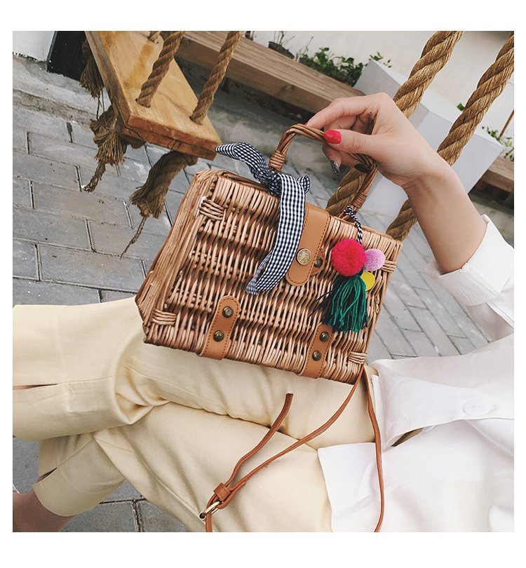 Ręcznie Pleciona Torebka z Bambusa – Styl Boho z Kolorową Chustą