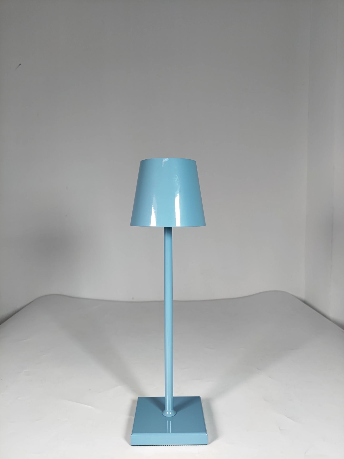 Nordycka minimalistyczna lampka LED, ładowana USB-C, z niebieskim światłem