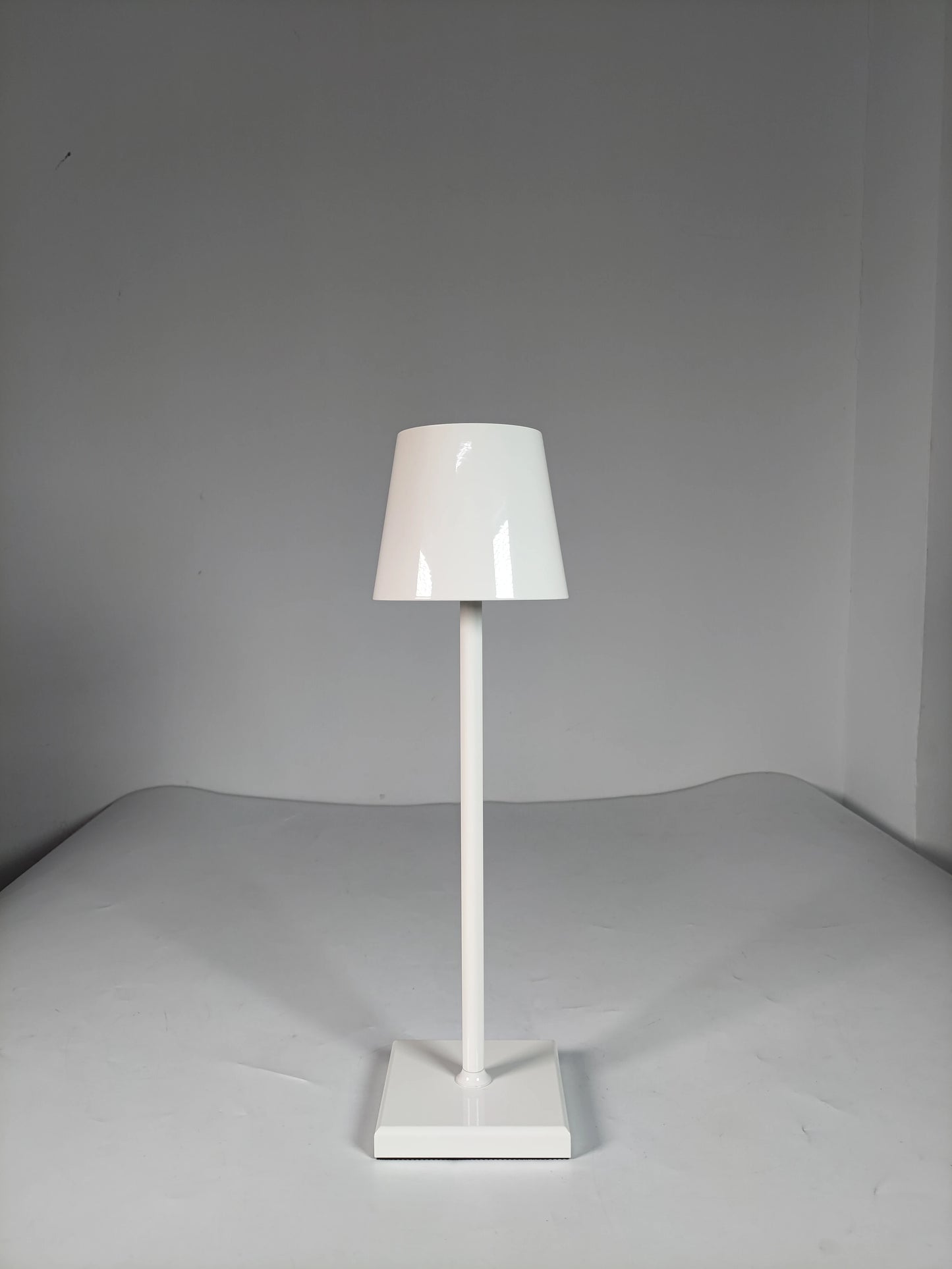 Nordycka minimalistyczna lampka LED, ładowana USB-C, z niebieskim światłem