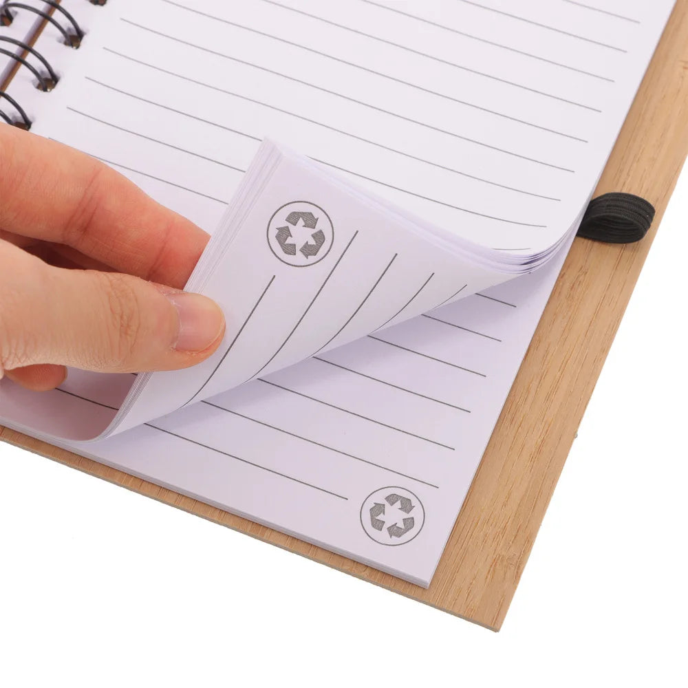 Notes spiralny w stylu drewna-planner miesięczny z miejscem na długopis