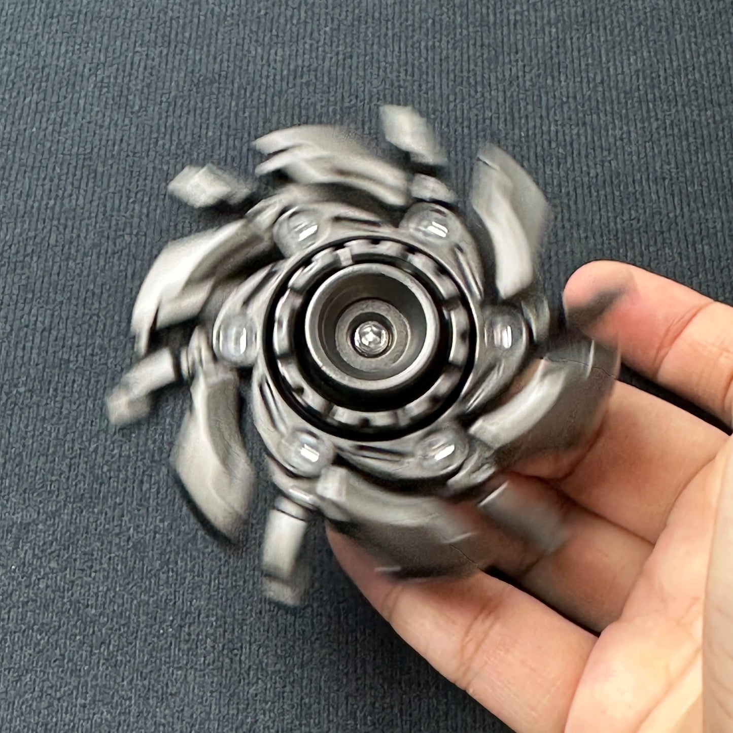 Metalowy spinner EDC z magnesem – zabawka antystresowa dla dorosłych