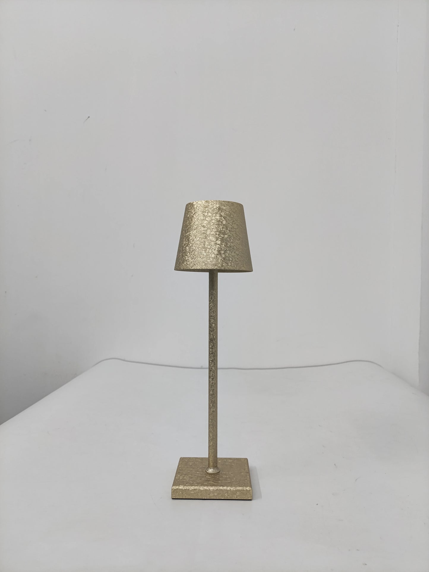 Nordycka minimalistyczna lampka LED, ładowana USB-C, z niebieskim światłem