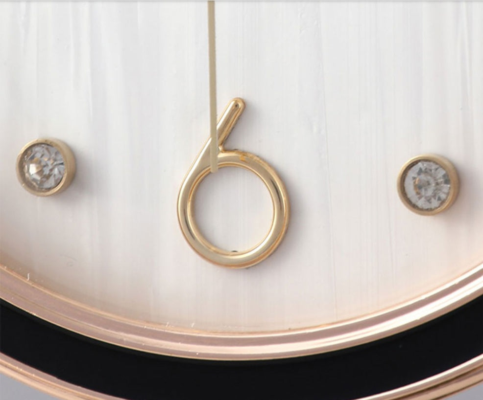 Metalowy Zegar Stołowy z Marmurowym Akcentem – Niebieski / Biały / Pomarańczowy