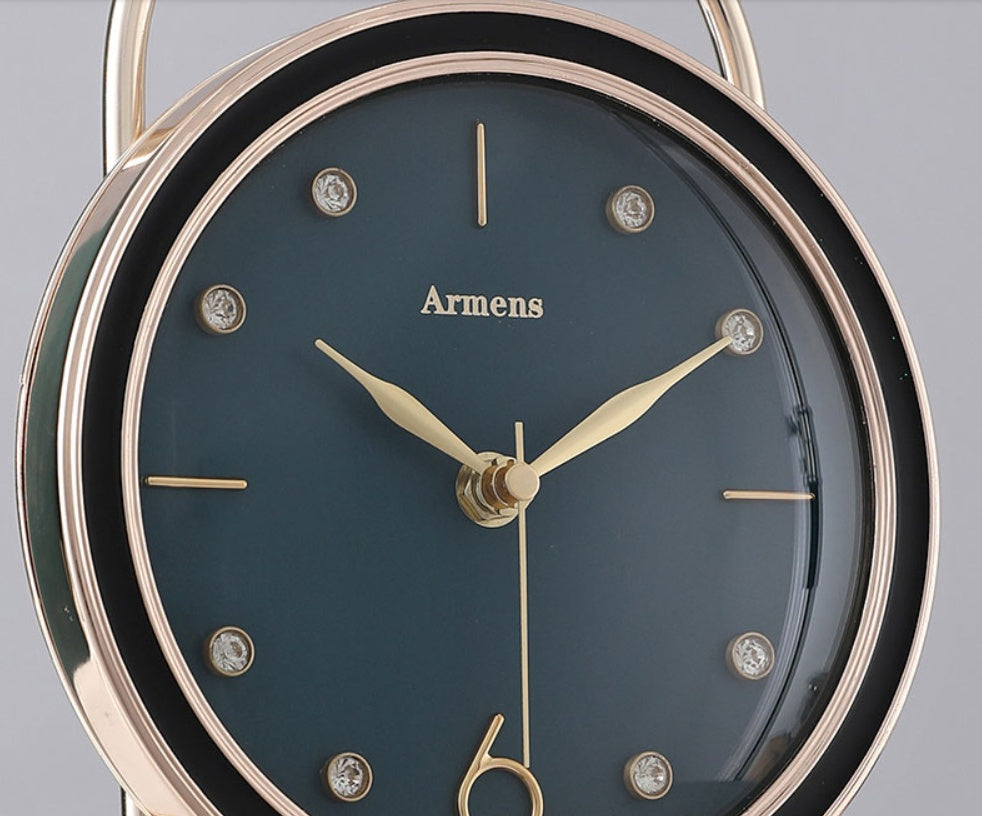 Metalowy Zegar Stołowy z Marmurowym Akcentem – Niebieski / Biały / Pomarańczowy