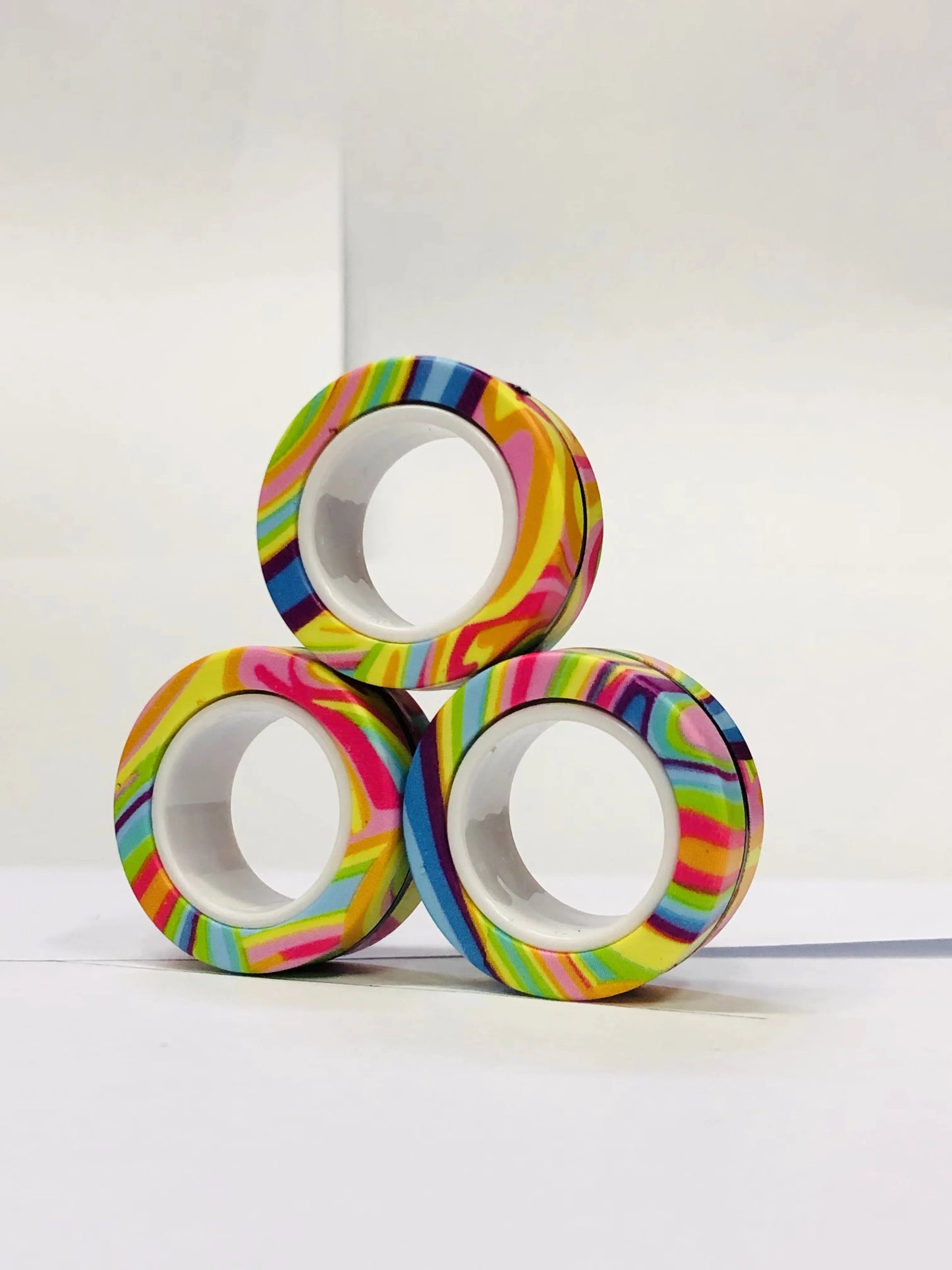 Zestaw 3 Magnetycznych Pierścieni EDC – Kolorowe Fidget Ringi do Zabaw i Rąk