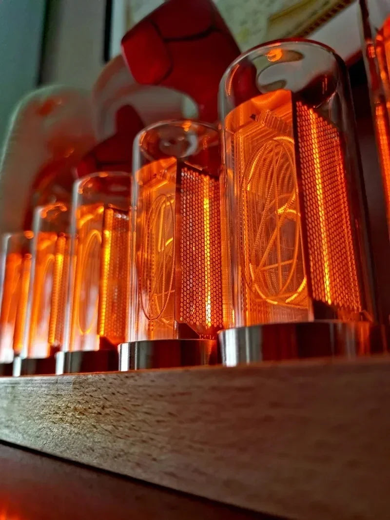 Zegar LED w Stylu Retro-Dekoracyjny Zegar Biurkowy z Kolorowym Podświetleniem i Wyświetlaczem VFD