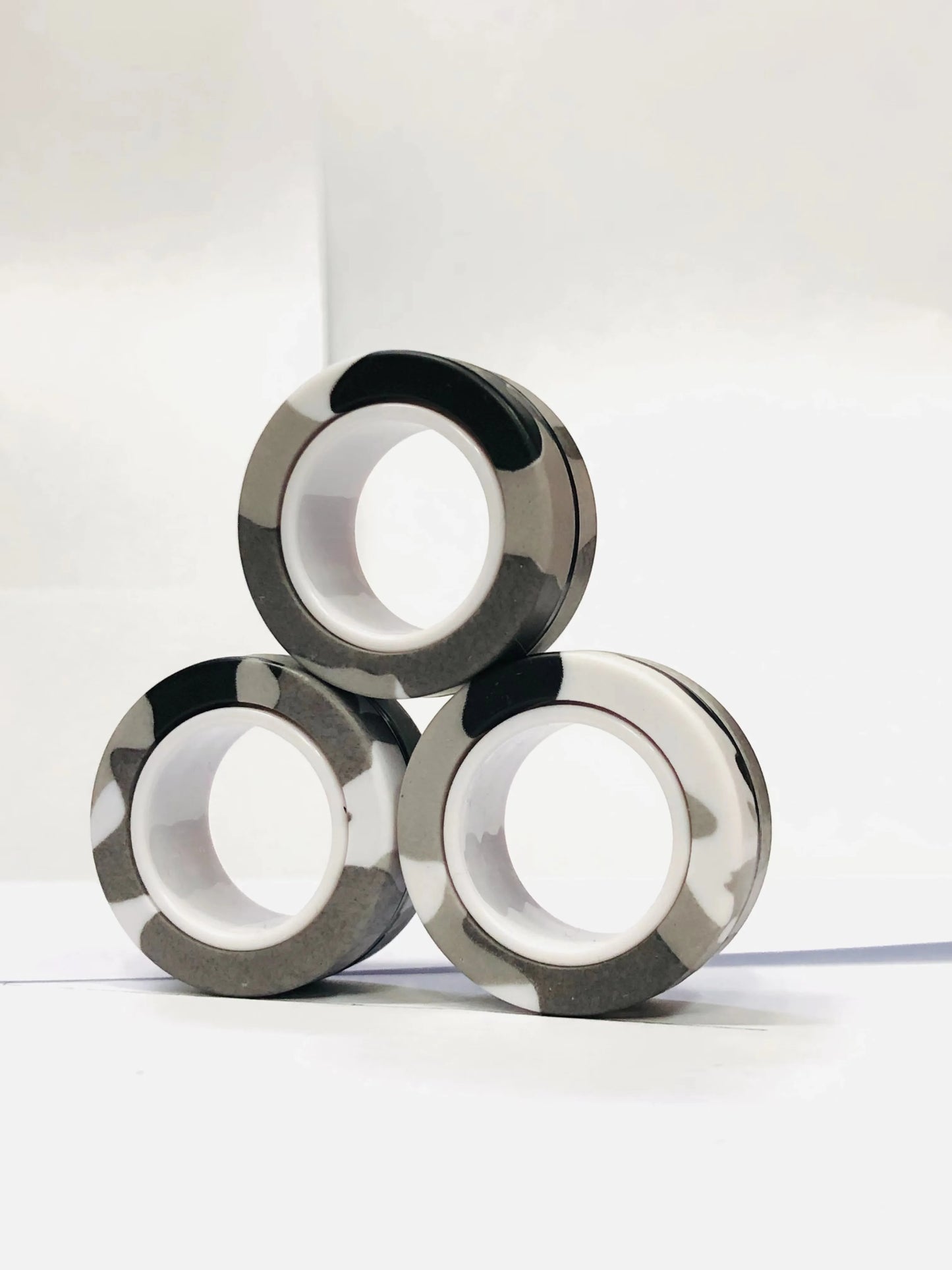 Zestaw 3 Magnetycznych Pierścieni EDC – Kolorowe Fidget Ringi do Zabaw i Rąk