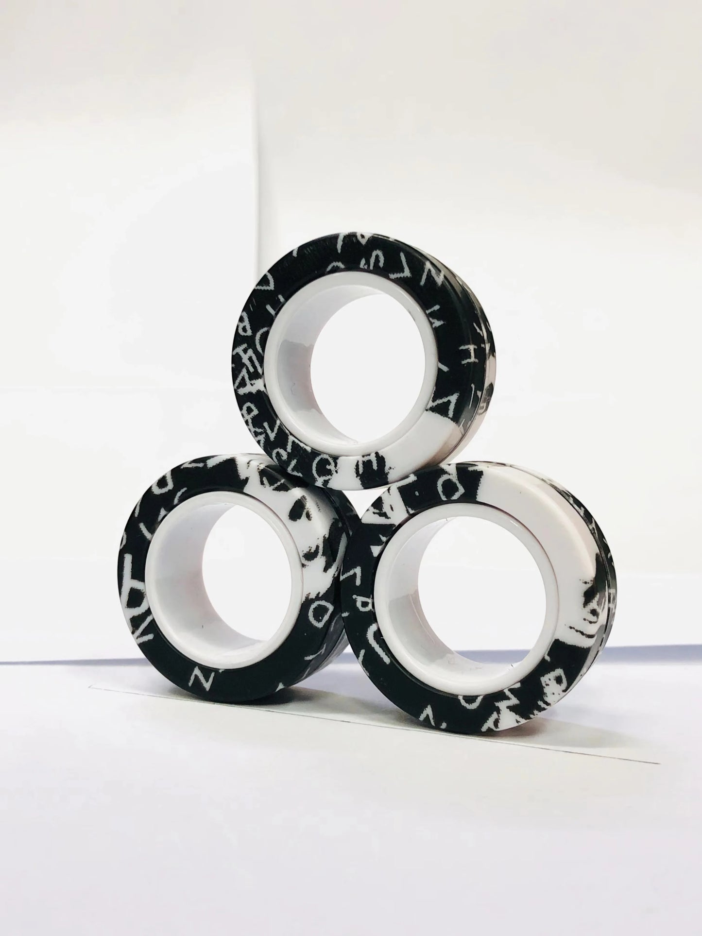 Zestaw 3 Magnetycznych Pierścieni EDC – Kolorowe Fidget Ringi do Zabaw i Rąk