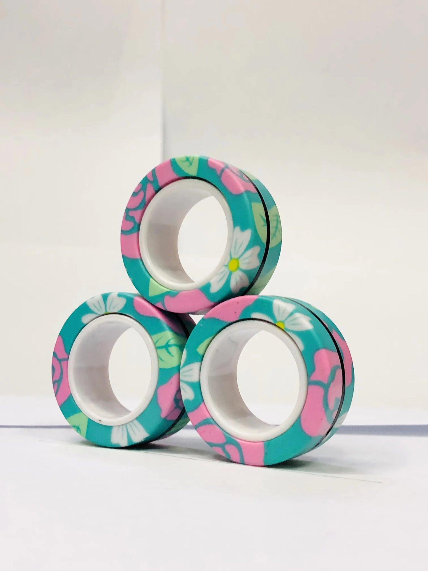 Zestaw 3 Magnetycznych Pierścieni EDC – Kolorowe Fidget Ringi do Zabaw i Rąk