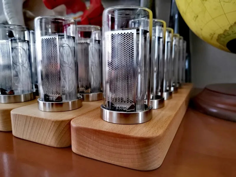 Zegar LED w Stylu Retro-Dekoracyjny Zegar Biurkowy z Kolorowym Podświetleniem i Wyświetlaczem VFD