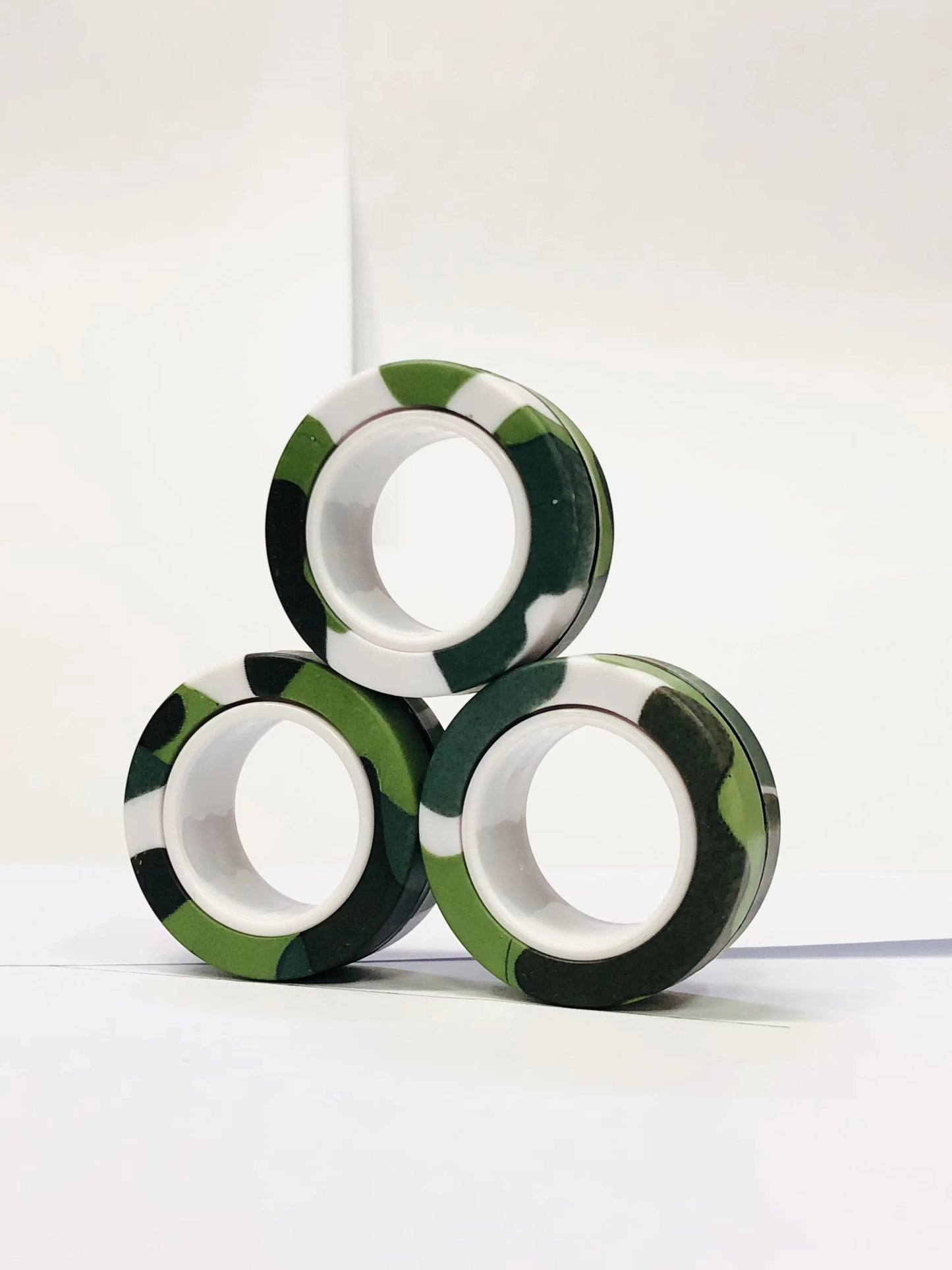 Zestaw 3 Magnetycznych Pierścieni EDC – Kolorowe Fidget Ringi do Zabaw i Rąk