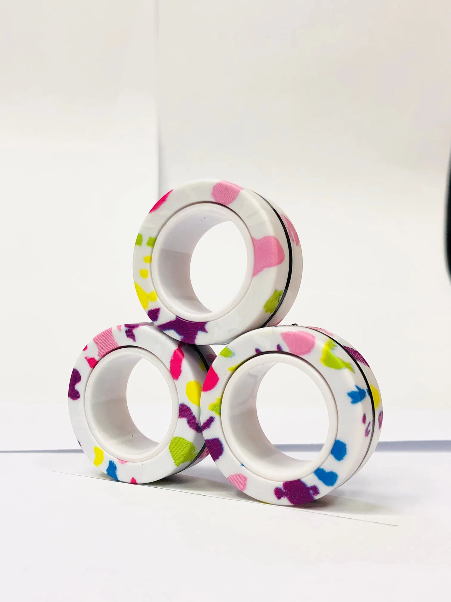Zestaw 3 Magnetycznych Pierścieni EDC – Kolorowe Fidget Ringi do Zabaw i Rąk