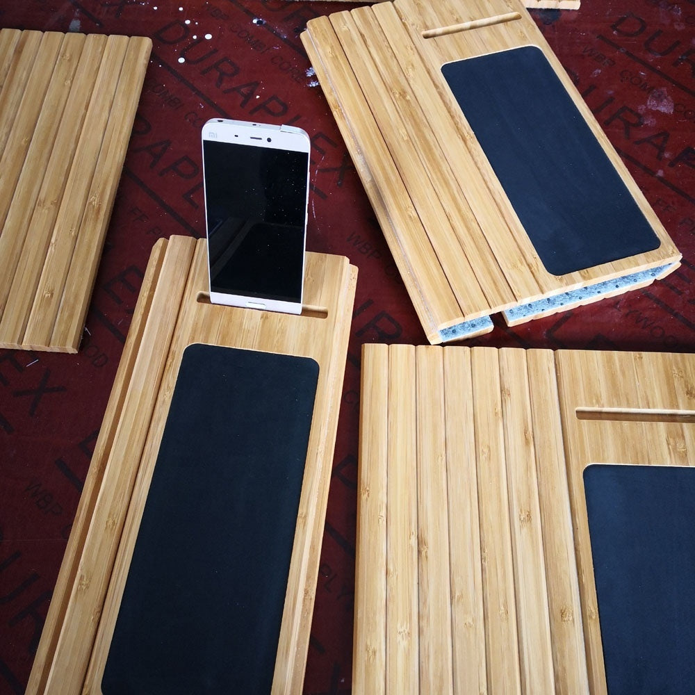 Bambusowy podłokietnik na sofę z miejscem na telefon – kolor czarny